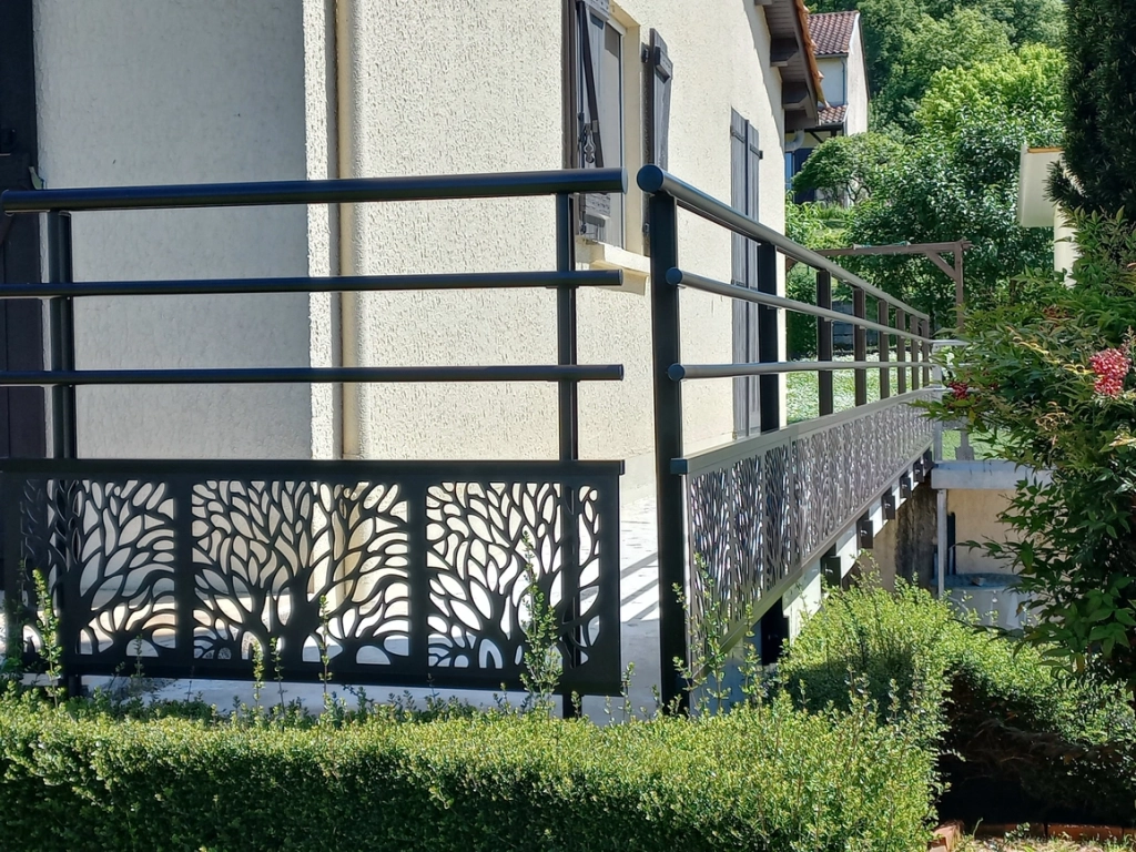 Miroiterie Villefranchoise : un garde-corps TECHNAL sur mesure à Villefranche-de-Rouergue