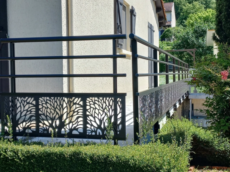 Miroiterie Villefranchoise : un garde-corps TECHNAL sur mesure à Villefranche-de-Rouergue