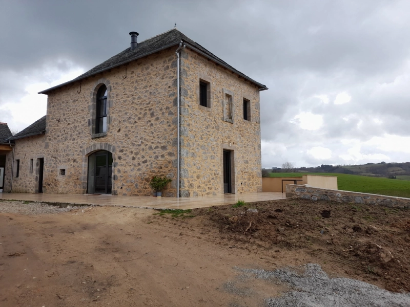 Rénovation à Lunac : des menuiseries TECHNAL pour allier charme et performance